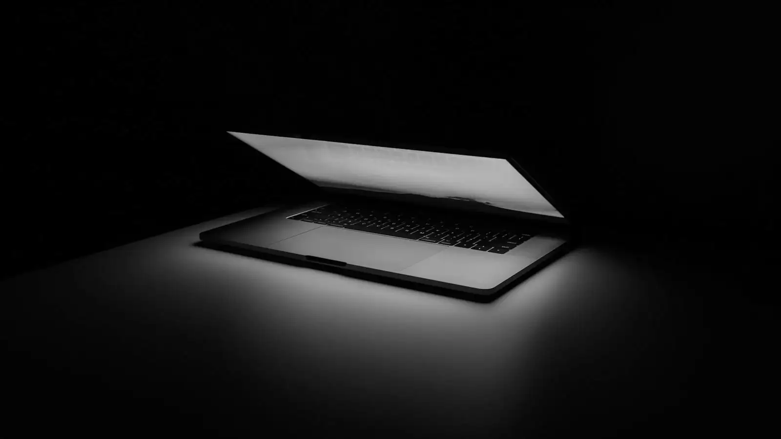 Ordinateur portable sur un bureau sombre