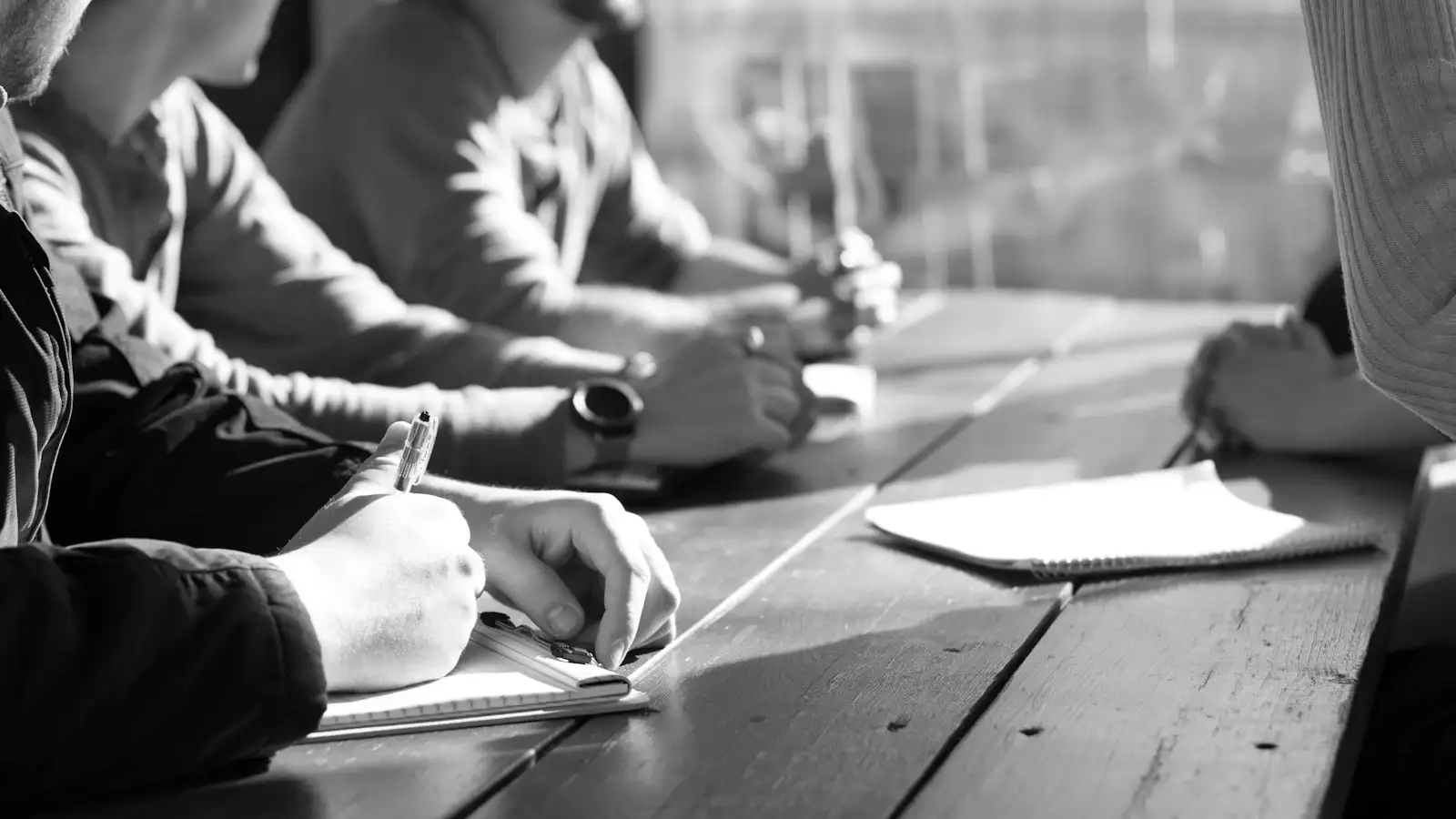 Réunion de travail autour d'une table