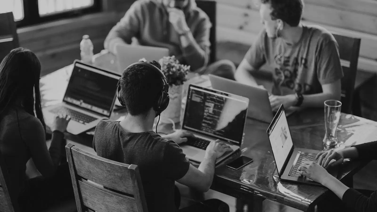 Équipe en séance de travail autour d'ordinateurs portables
