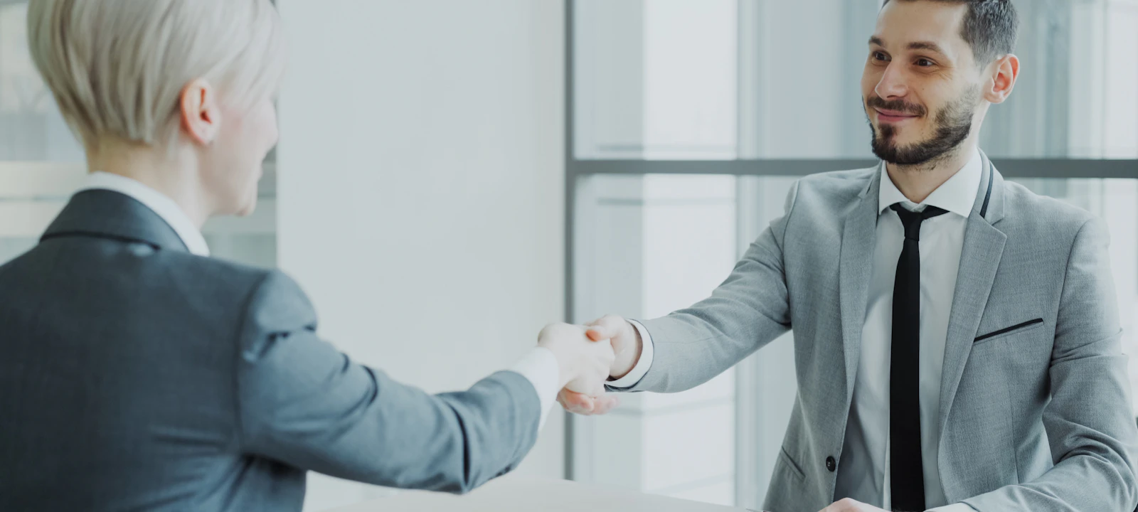 Deux professionnels concluent un partenariat